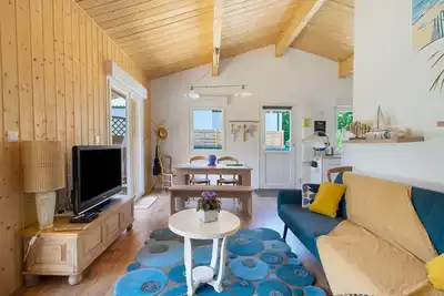 Image de Maison de vacances en bois à la campagne avec terrasse privée, Wi-Fi et climatisation