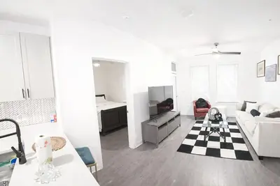 Image de Charming 2-Br/ 2br apartment fully furnished in the heart of the Queen City.