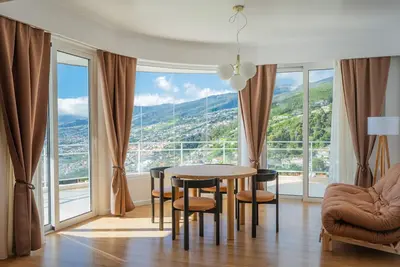 2 Bedroom | 180° View + Balcony | Bathtub