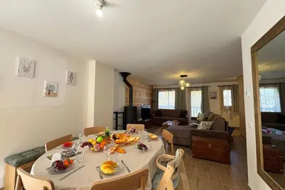 Image de Chalet, balcon, cheminée ou poêle à bois, télévision, 108m², Vars