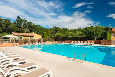 Image de Maison de vacances '24 Les Mazets de Gaujac' avec piscine et jardin partagés