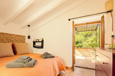 Image de A magnificent estate with panoramic mountain views, perfect for year-round living.