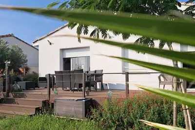 Image de Maison individuelle de plain pied avec vue dégagée, jardin et piscine hors sol