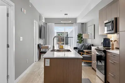 Image de Bright modern suite with cozy city vibes. Close to downtown, great restaurants, shops, and transit nearby.