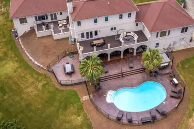 Image de Lakefront Luxury Estate w/ Pool, Bar & 2 Acres