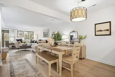 Image de 4br retreat on Sml. Great Location by land or water.