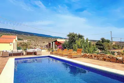 Image de Exquisite rural house with garden, pool and views.