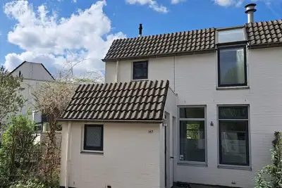 Image de Family house in the green and near Amsterdam with very spacious living room