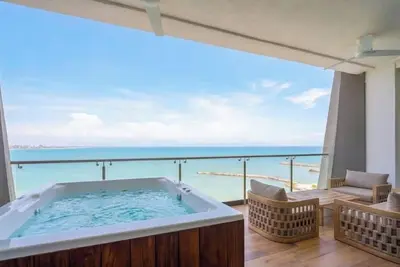 Image de Luxury Oceanfront Condo with Private Jacuzzi