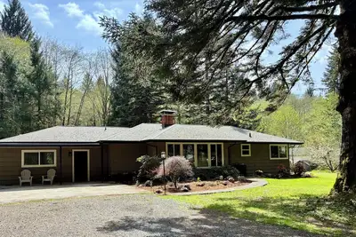 Image de Riverfront Retreat on 5 wooded acres 20 minutes from Cannon Beach and Seaside