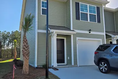 Image de Serene Brand new modern 1400 sq ft  3-b edroom townhome with Ac in quaint Conway