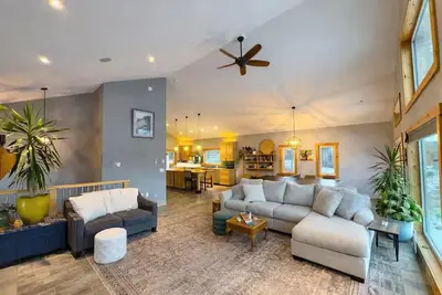 Image de Xmas | Mountain View | Hot Tub | Ski hill 15min drive | PingPong Firepit dogs