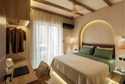Image de Rustic Boutique Retreat with Live Olive Tree, Parking and 1Gbps Fiber Internet