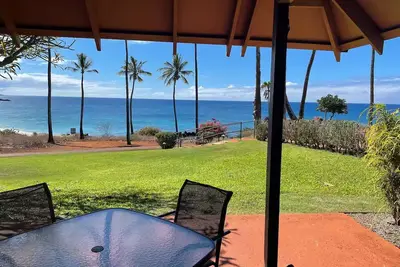 Oceanfront Molokai Cottage with Unobstructed Sunset Views