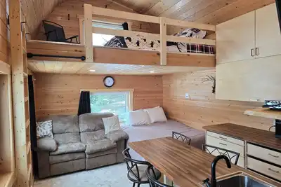 Image de \"Rest a While\" Tiny House Cabin, West Side of Kenora Ontario