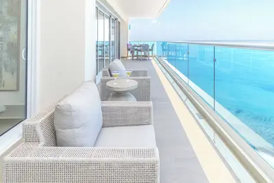 Image de Luxury modern condo at Encantame Towers W 1905