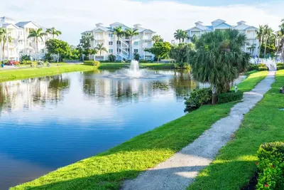 Image de Spacious 2-bedroom monthly condo near Anna Maria Island & Img with a gym & Pool.