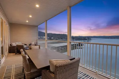 Image de Peaceful, Newly Built Lakefront Condo, w/ Pwc Slip, Screened Balcony, 2 Pools & Elevator