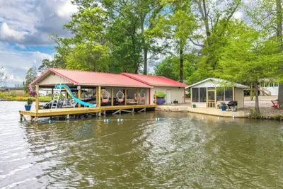 Image de Waterfront, w/covered boat slip, screened gazebo, kayaks, slide w/swim area