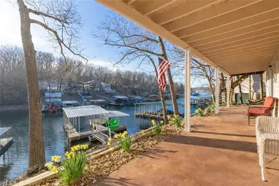 Image de Great family retreat! Lakefront, 4bed/2Ba, quiet cove & private dock.