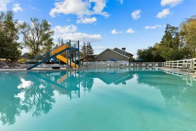 Image de Wolf Creek | Family Ski Retreat | Pool + Ski | 2br