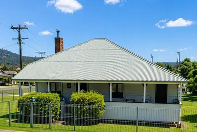Image de Historic Elegance in the Heart of Wine Country - Dillons Cottage, Stanthorpe!