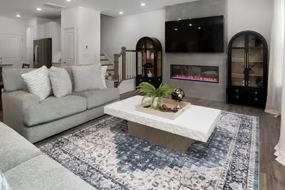 Image de Charming 3-bedroom townhome with 2 car garage in vibrant Charlotte.