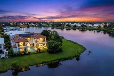 Image de Grand Lakefront Retreat