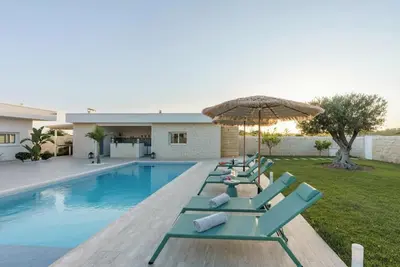 Image de Private Villa with Pool and Garden: 4 Rooms a few steps from the Sea.
