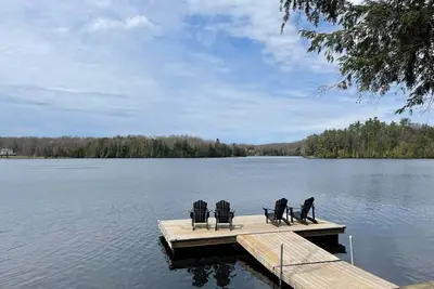 Image de Luxueuse retraite au bord de l'eau sur le lac Paudash - RidgeStone Cottage