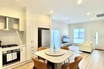 Image de Sunshine Residence • Modern • Sleeps 8