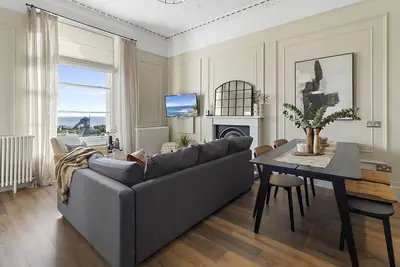 Image de Sea Breeze is a stylish two-bedroom luxury coastal apartment