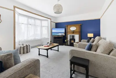 Image de Seaway Garden is a spacious three-bedroom coastal maisonette