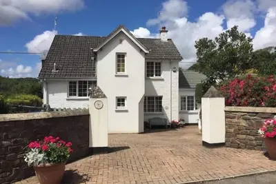Image de Peaceful cottage with lovely views. Great for relaxing with family and friends.