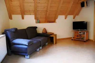 Image de Vacation home in the middle of the forest and yet centrally located - pet friendly.