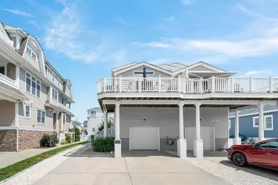 Image de Just steps from the heart of downtown and only 3. 5 blocks to the beach, this spacious and comfortable 5br, 3. 5ba side-by-side is the perfect place to settle in and enjoy your summer getaway.