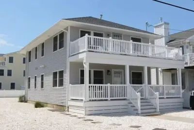 Image de Enjoy your summer vacation in this affordable 2nd floor, beachblock condo
