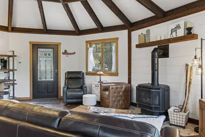 Charming Modern‑Rustic Retreat with a Chef’s Kitchen