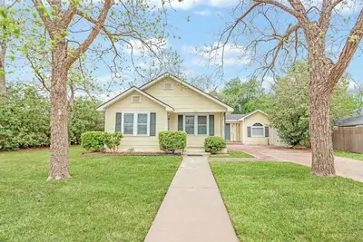 Image de Charming Bungalow Walkable to Main St | King Suite, Yard, Workspace