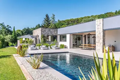 Image de Villa contemporaine de 4 chambres avec piscine