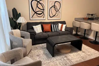 Image de Stay in this bright 3/3 duplex just a minute from Fsu and 5 minutes to the Capitol