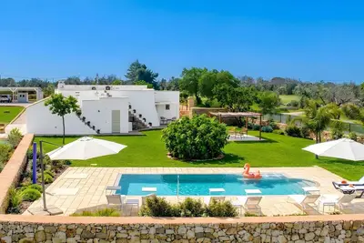 Image de Superbe maison de campagne avec grande piscine et jardin