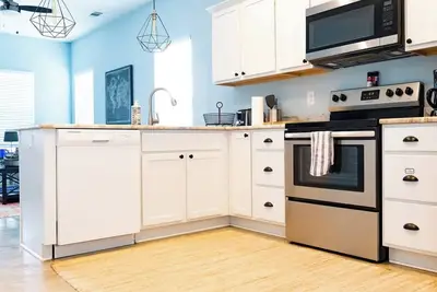 Clean & Serene House - easy on/off interstate