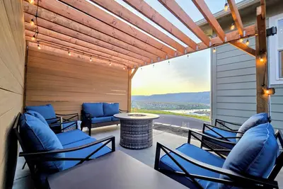 Image de Epic river views, Newly built upscale modern home, Game room