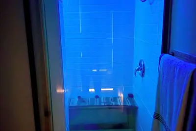 Image de Sauna Shower Retreat • Sleeps 6 • 3 Min to Airport • WiFi + W/D Hsarlingen
