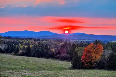 Image de Sunsets Await! Fully renovated farmhouse with green mountain views