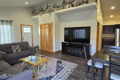 Image de Welcome to Shed Sanctuary—a cozy, antler-adorned retreat with in town amenities.