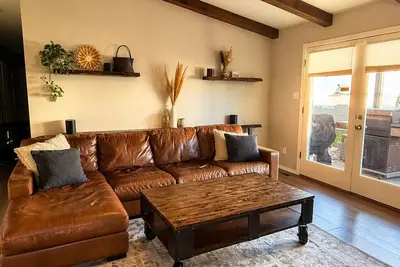 Image de 3br Ne Heights Home in a Quiet Family-Friendly Area Near Dining and Parks
