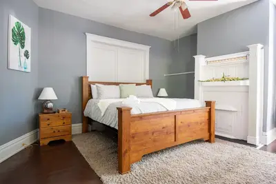 Image de Magnolia Middle Suite| Queen Beds/Couples/Downtown
