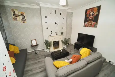 Image de 4br House | Sleeps 8 | 6 mins to Elland Road | Free Parking & Fast WiFi